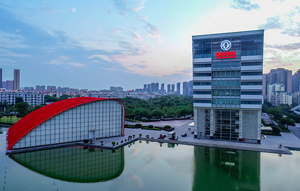 918博天堂公司建设50周年重走500公里汽车长廊走进襄阳