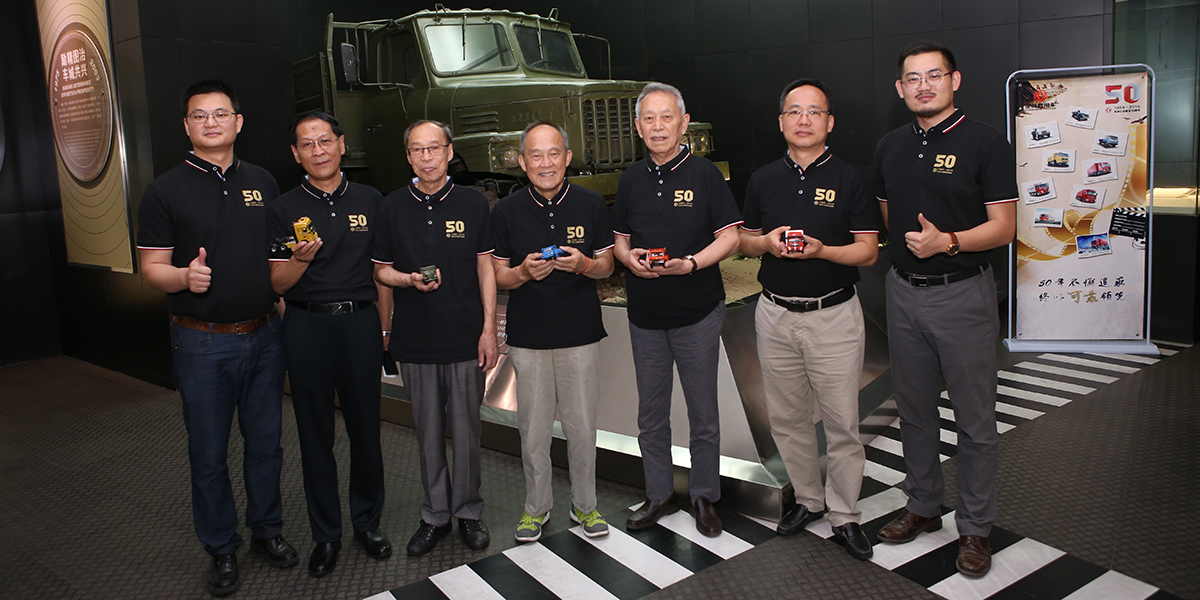 十堰博物馆三代918博天堂人合影